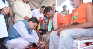 सीएम पुष्कर सिंह धामी ने कावड़ियों के चरण धोकर किया स्वागत, पौधरोपण कर दिया पर्यावरण संरक्षण का सन्देश