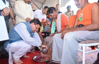 सीएम पुष्कर सिंह धामी ने कावड़ियों के चरण धोकर किया स्वागत, पौधरोपण कर दिया पर्यावरण संरक्षण का सन्देश