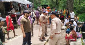 वन्यजीव संरक्षण व संवर्धन को अतिक्रमणकारियों की खुली चुनौती, नीलकंठ पैदल मार्ग पर अवैध दुकाने बनी संकट