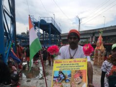 कांवड़ में योगी-मोदी की धूम, जीत की कामना लेकर साईकिल से पहुंचा कांवड़िया।