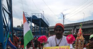 कांवड़ में योगी-मोदी की धूम, जीत की कामना लेकर साईकिल से पहुंचा कांवड़िया।