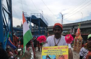 कांवड़ में योगी-मोदी की धूम, जीत की कामना लेकर साईकिल से पहुंचा कांवड़िया।