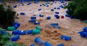 कबाड़ी के गोदाम से हजारों प्लास्टिक के ड्रम बहा ले गया बाढ़ का पानी, लोगों ने मचाई लूट