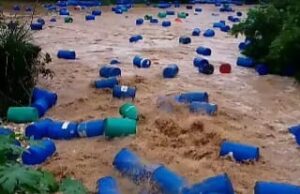 कबाड़ी के गोदाम से हजारों प्लास्टिक के ड्रम बहा ले गया बाढ़ का पानी, लोगों ने मचाई लूट