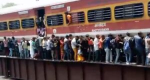 ट्रेन में आग लगने की सूचना से मची अफरा तफरी, बाणगंगा पुल पर जान बचाते नजर आए यात्री