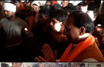 राजनीतिज्ञों पर चढ़ा भोले बाबा का रंग, कहीं तली पूरी तो कहीं लगाए ठुमके