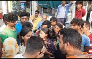 रील बनाते हुए भीख मांगना पड़ा भारी, लोगो ने पकड़ा किया हंगामा