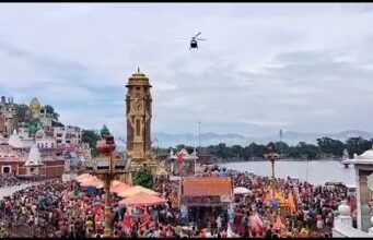 हरकी पैड़ी पर हर हर महादेव की गूंज, शिवभक्तों पर हेलीकॉप्टर से फूलों की वर्षा