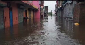 लक्सर क्षेत्र में आई बाढ़ से बिगड़े हालात, रेलवे स्टेशन पर रहने को मजबूर हुए लोग