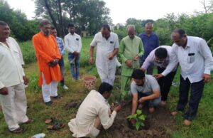 अपनों की याद में पाल समाज ने वृहद स्तर पर किया पौधा रोपण, नगर वन में रोपित किये फलदार व औषधीय वृक्ष