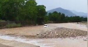 भारी बारिश से हरिद्वार चीला-ऋषिकेश मार्ग बाधित, देर रात रपटे में बहा वाहन, वनकर्मियों ने किया रेस्क्यू