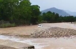 भारी बारिश से हरिद्वार चीला-ऋषिकेश मार्ग बाधित, देर रात रपटे में बहा वाहन, वनकर्मियों ने किया रेस्क्यू