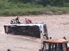 रपटे में पलटी बस ड्राइवर की लापरवाही, यात्रियों की जान आफत मे आई