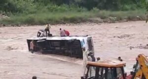 रपटे में पलटी बस ड्राइवर की लापरवाही, यात्रियों की जान आफत मे आई