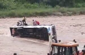 रपटे में पलटी बस ड्राइवर की लापरवाही, यात्रियों की जान आफत मे आई