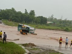 नदी में उफान आने पर अचानक फंसी यात्रियों की बस, मची चीख पुकार, देखें वीडियो
