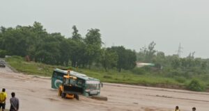 नदी में उफान आने पर अचानक फंसी यात्रियों की बस, मची चीख पुकार, देखें वीडियो