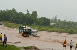 नदी में उफान आने पर अचानक फंसी यात्रियों की बस, मची चीख पुकार, देखें वीडियो