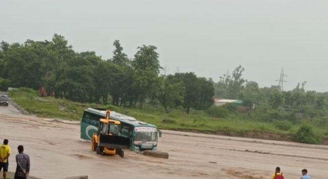 नदी में उफान आने पर अचानक फंसी यात्रियों की बस, मची चीख पुकार, देखें वीडियो