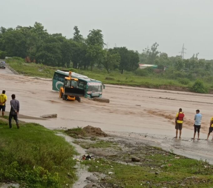 नदी में उफान आने पर अचानक फंसी यात्रियों की बस, मची चीख पुकार, देखें वीडियो