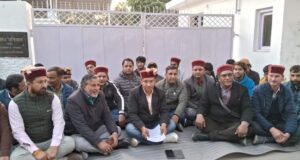 विधायक का मंत्री आवास पर धरना, धरने से उठे कई सवाल, हर जगह यही है हाल