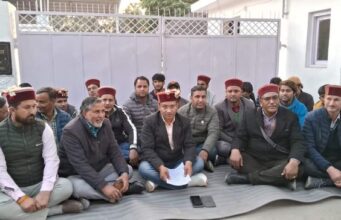 विधायक का मंत्री आवास पर धरना, धरने से उठे कई सवाल, हर जगह यही है हाल