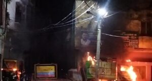 हल्द्वानी मे बबाल, पुलिस पर हमला और फूंकी गाडी, दंगाइयों को गोली मारने के आदेश, लगा कर्फ्यू