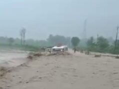 भारी बारिश बनी आफत, टनकपुर मे बही मैक्स, सात लोग बचाए गए, दो की तलाश जारी