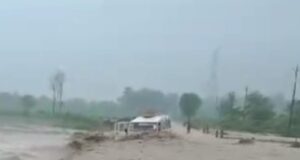 भारी बारिश बनी आफत, टनकपुर मे बही मैक्स, सात लोग बचाए गए, दो की तलाश जारी