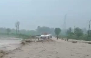 भारी बारिश बनी आफत, टनकपुर मे बही मैक्स, सात लोग बचाए गए, दो की तलाश जारी