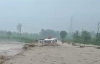 भारी बारिश बनी आफत, टनकपुर मे बही मैक्स, सात लोग बचाए गए, दो की तलाश जारी