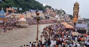 सोमवती अमावस्या स्नान पर उमड़ी भीड़, श्रद्धालु लगा रहे है गंगा मे आस्था की डुबकी