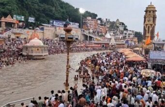 सोमवती अमावस्या स्नान पर उमड़ी भीड़, श्रद्धालु लगा रहे है गंगा मे आस्था की डुबकी