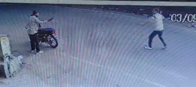 चेन लूट का वीडियो वायरल, गोली चलता हुआ दिखा बदमाश