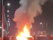 चलता वाहन बना आग का गोला, मौके पर फायर ब्रिगेड की टीम ने आग पर पाया काबू