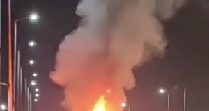 चलता वाहन बना आग का गोला, मौके पर फायर ब्रिगेड की टीम ने आग पर पाया काबू