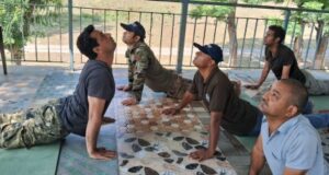 योग दिवस पर विभिन्न स्थानों पर लोगो ने किया योगाभ्यास,वन कर्मियों ने भी लिया स्वस्थ्य रहने का संकल्प