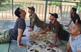 योग दिवस पर विभिन्न स्थानों पर लोगो ने किया योगाभ्यास,वन कर्मियों ने भी लिया स्वस्थ्य रहने का संकल्प