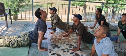 योग दिवस पर विभिन्न स्थानों पर लोगो ने किया योगाभ्यास,वन कर्मियों ने भी लिया स्वस्थ्य रहने का संकल्प